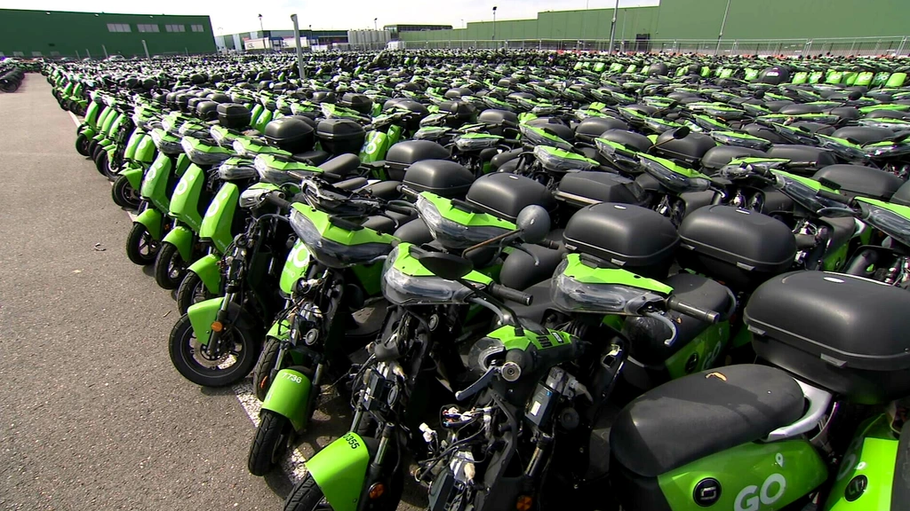 Foto: Duizenden deelscooters geveild na faillissement: 'We laten ze er niet mee wegkomen'