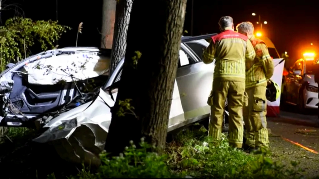 Foto: Dode gemeld bij zwaar ongeluk Weert, auto in tweeën gespleten