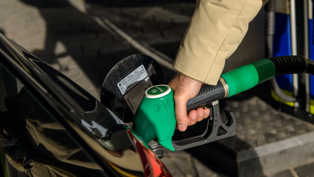 Lage inkomens het minst geholpen met accijnsverlaging aan de pomp